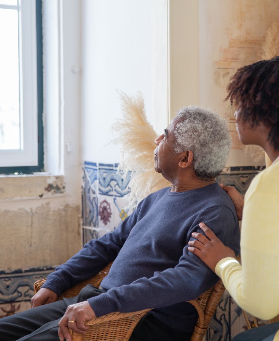 A caring family member helping a senior with Medicare plan decisions